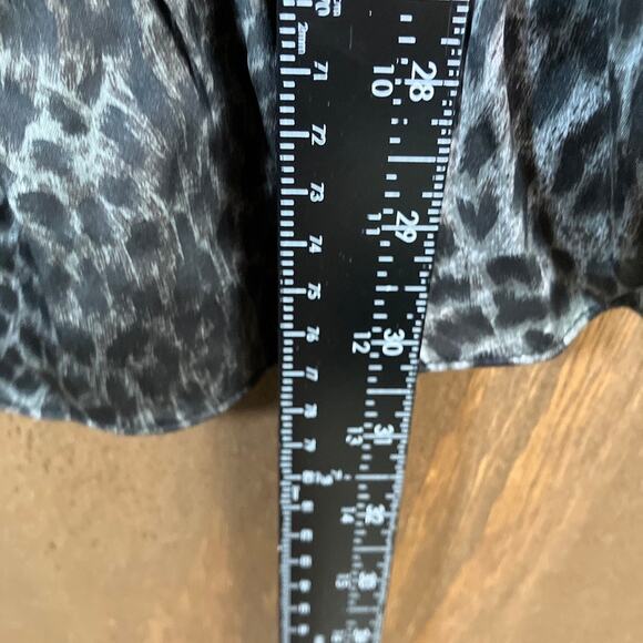 Michael Kors Womens Blouse Gray Leopard Print Off The Shoulder Smocked Peplum XL - Picture 9 of 12